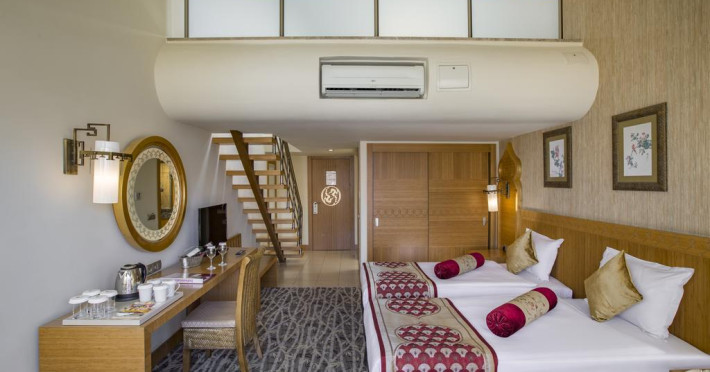 royal-dragon-hotel-ca87a9d292dc3d56.jpeg
