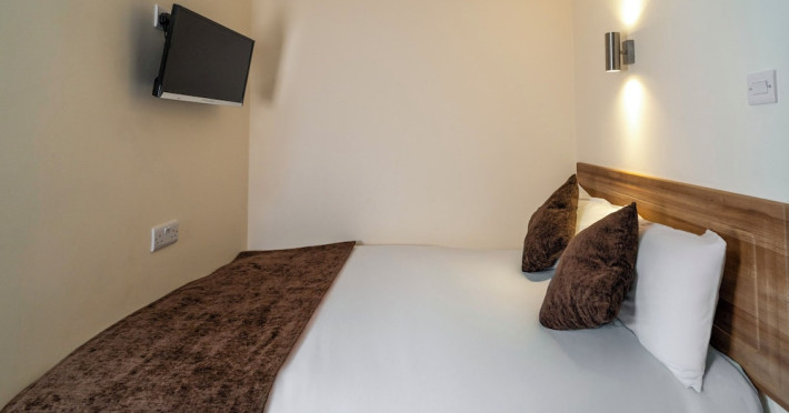 russ-hill-hotel-gatwick-176ba91eca6d117c.jpeg