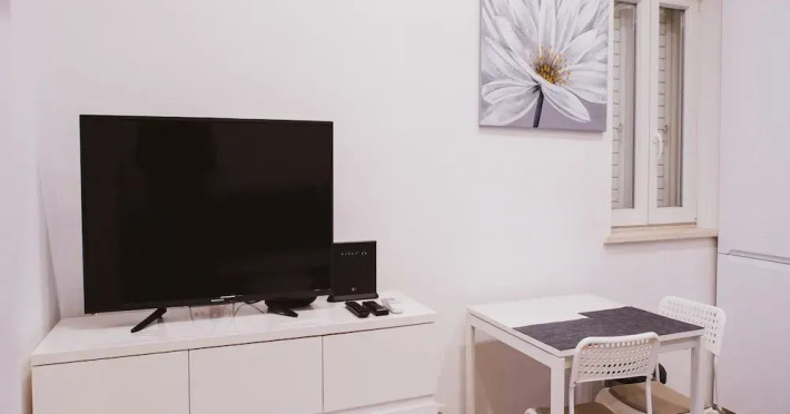 serious-job-apartment-cf4a16803e263574.jpeg