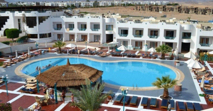 sharm-holiday_3539_sharm-el-sheikh-hotel-sharm-holiday-piscina-exterioara-sezlonguri.jpg