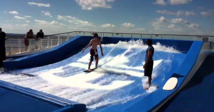 Simulatorul de surf Flowrider