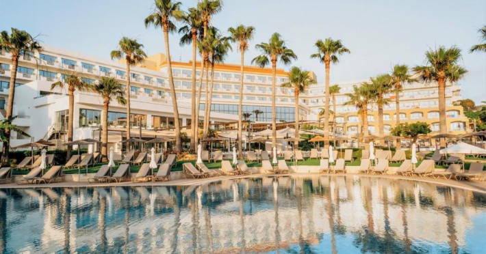 st-george-beach-hotel-spa-resort-c8d79e32aa41d979.jpeg
