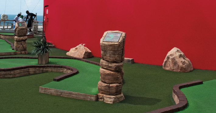 Terenul de mini golf