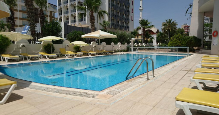 the-corner-park-hotel-6873f93fce8dc5dc.jpeg