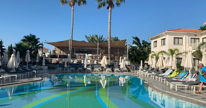 the-king-jason-paphos-89f083b5f92a228d.jpeg