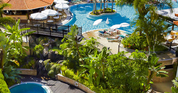 the-residence-adults-only_6063_rodos-hotel-the-residence-piscina-bar.jpg