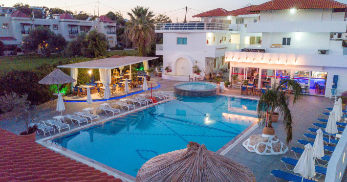 tinas-plus-hotel-26b076f5a882f4d7.jpeg