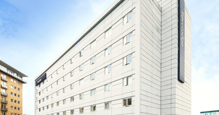 travelodge-london-feltham-7a2253bd7df194f0.jpeg