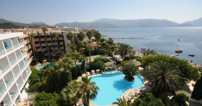 tropical-hotel-e9a6f2a3886a1de4.jpeg