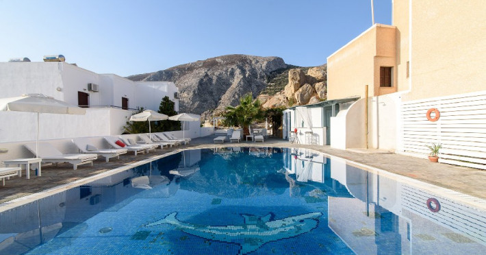 Dolphins Apartments  (Kamari Santorini) 