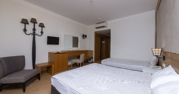 LAKE RIVER SIDE HOTEL