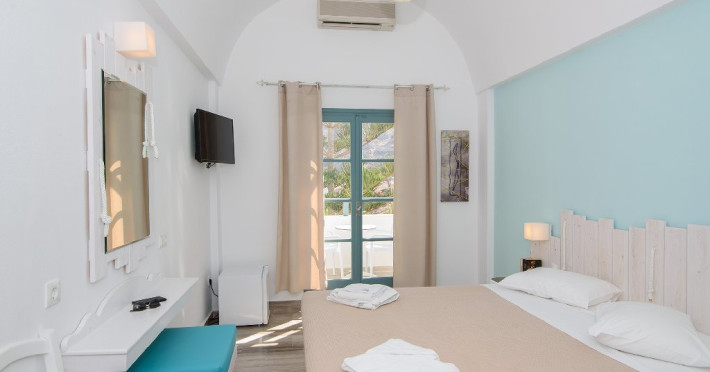 Dolphins Apartments  (Kamari Santorini) 