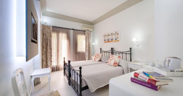 Zephyros Hotel (Kamari Santorini)