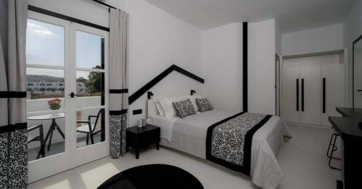 Divelia Hotel (Perissa Santorini)