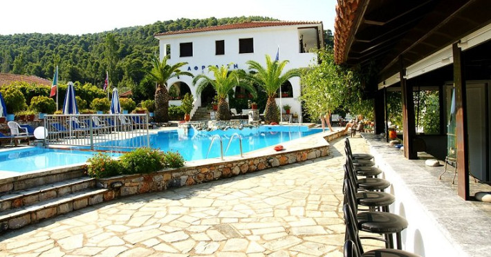 unitate-hotelul-si-piscina-exterioara-9b8d1080faf36bfe.jpeg