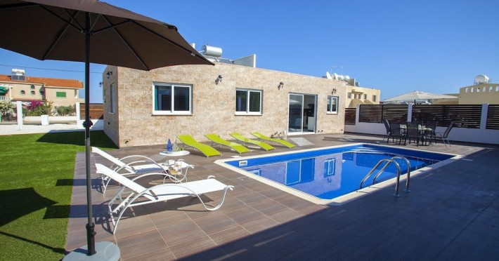 villa-hollywood-f61609c6a402b94c.jpeg