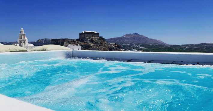 white-curves-santorini-e47af03a9ed96813.jpeg