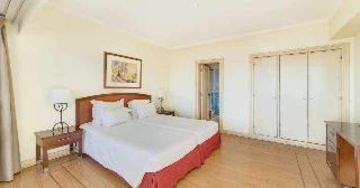 yellow-praia-monte-gordo-hotel-8a697ddd75757bf6.jpeg
