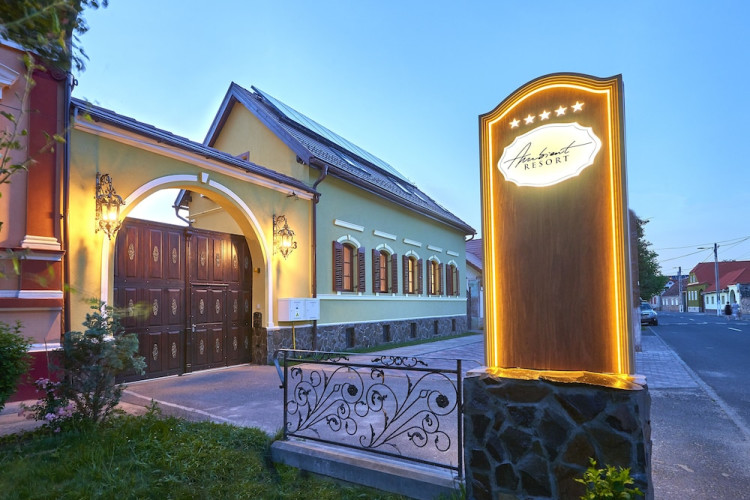 RESORT AMBIENT