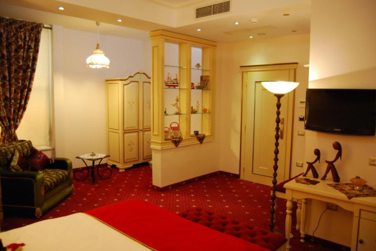 2 KITARRAT Boutique Hotel