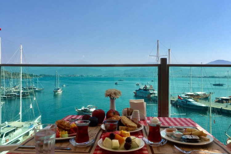 Alesta Yacht Hotel