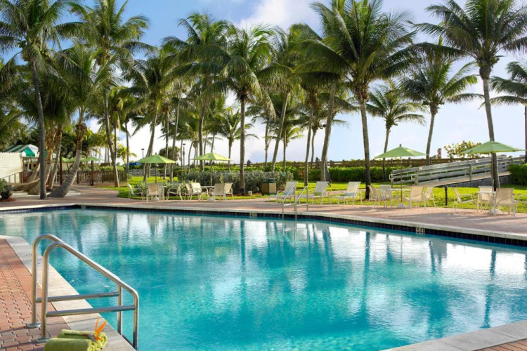 holiday-inn-miami-beach-oceanfront-a1fd0f67385eb436.jpeg
