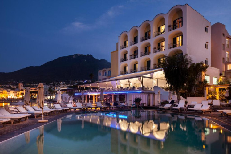 regina-isabella-resort-spa-restaurant-6c98b29338386d88.jpeg