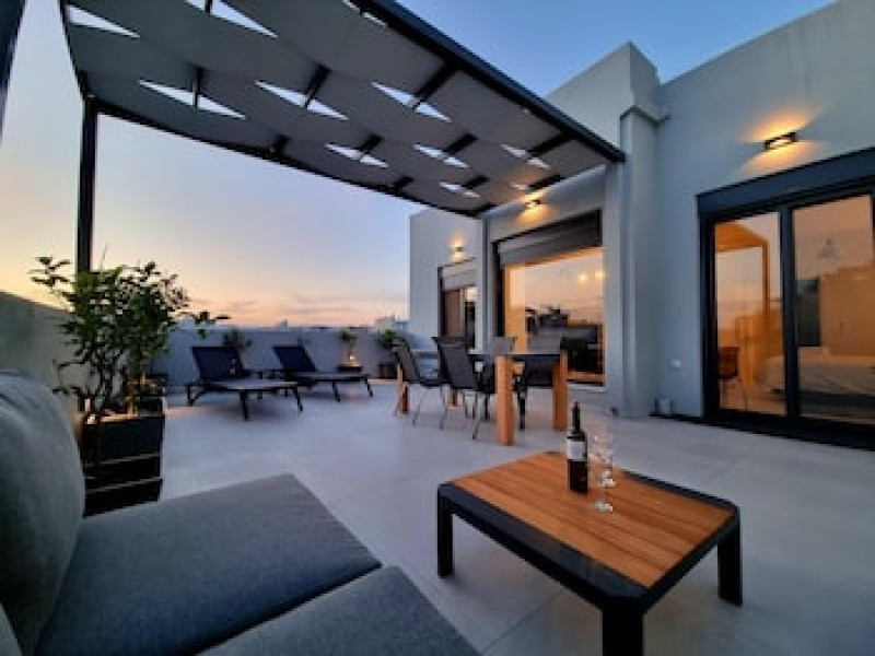 10 APARTMENTS AND SUITES