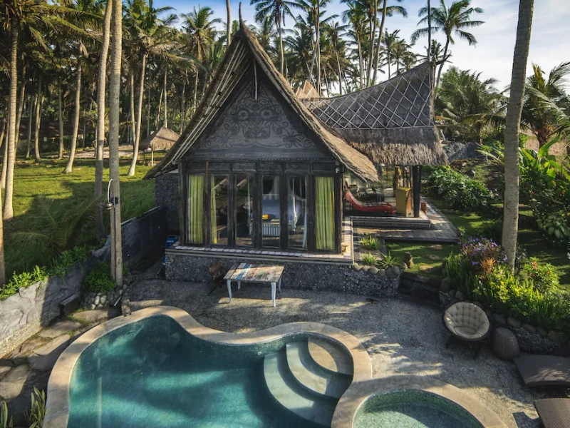 Absolute Beachfront Romantic Villa Laut