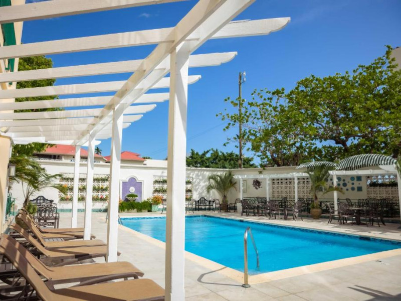 Courtleigh Hotel & Suites
