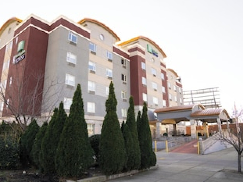 HOLIDAY INN EXPRESS MASPETH