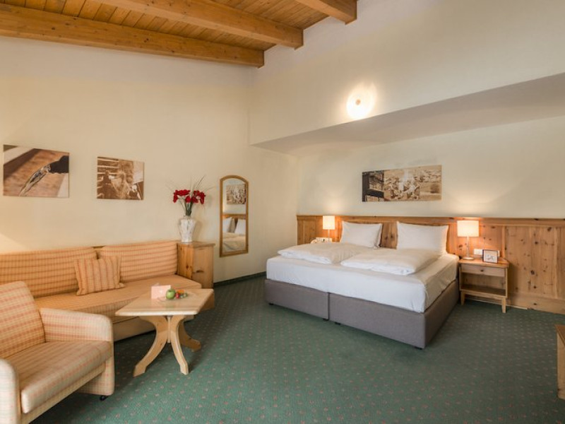 Hotel Eva, Village