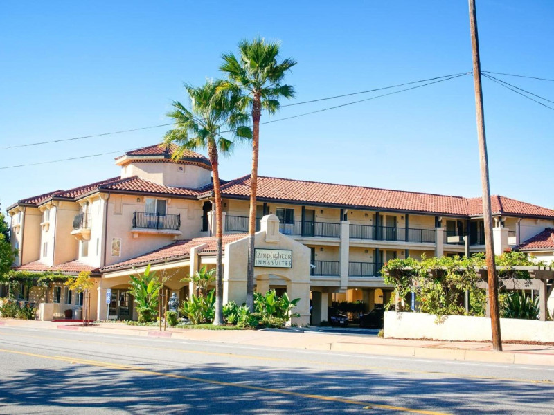 Lamplighter Inn & Suites