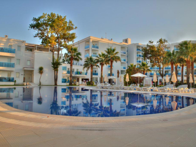 Le Bleu Hotel & Resort