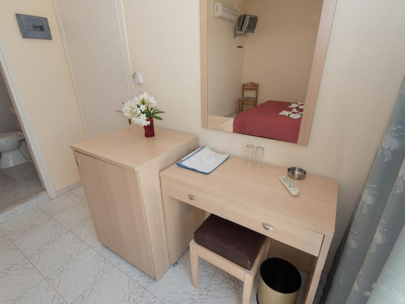 Leonidas Hotel & Studios