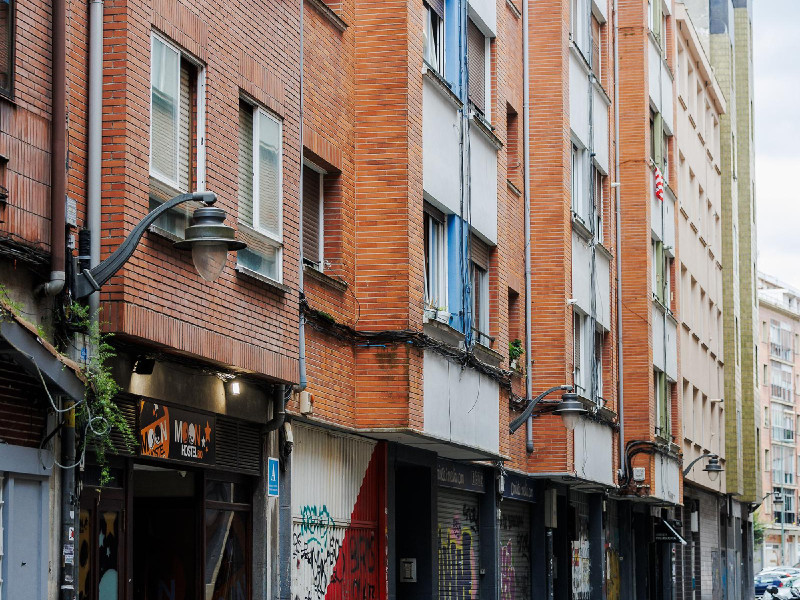 MOON HOSTEL BIO