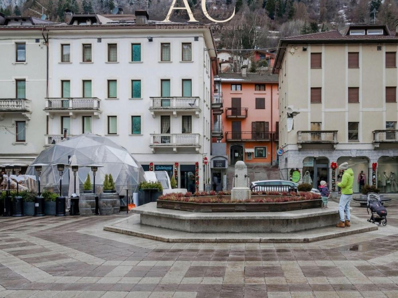 Square Apartment In Ponte Di Legno