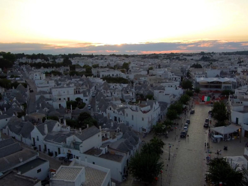 TERRAZZA SUI TRULLI (BARI PROVINCE, 56 KM FROM BARI CITY)