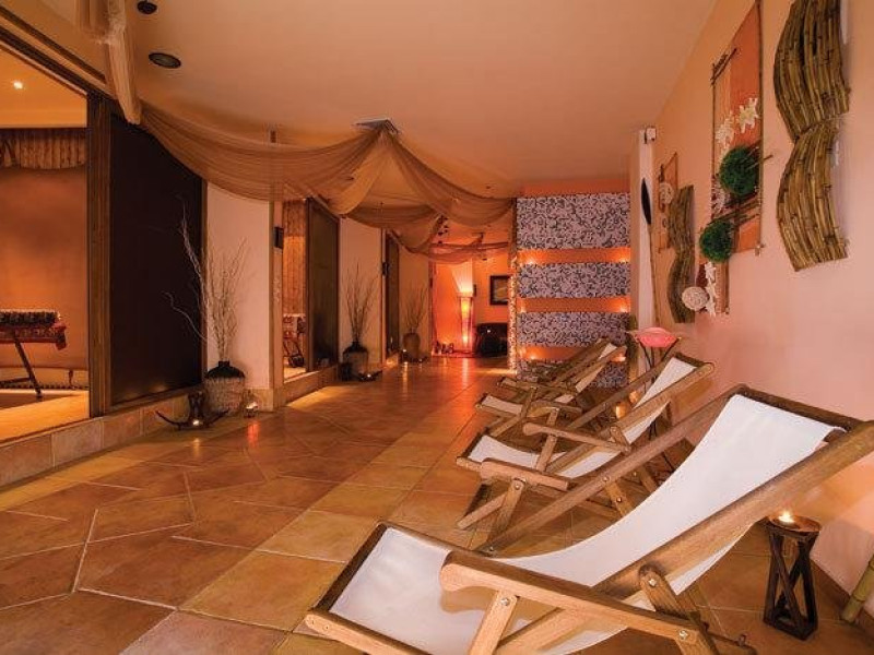  MAJESTIC BEACH RESORT